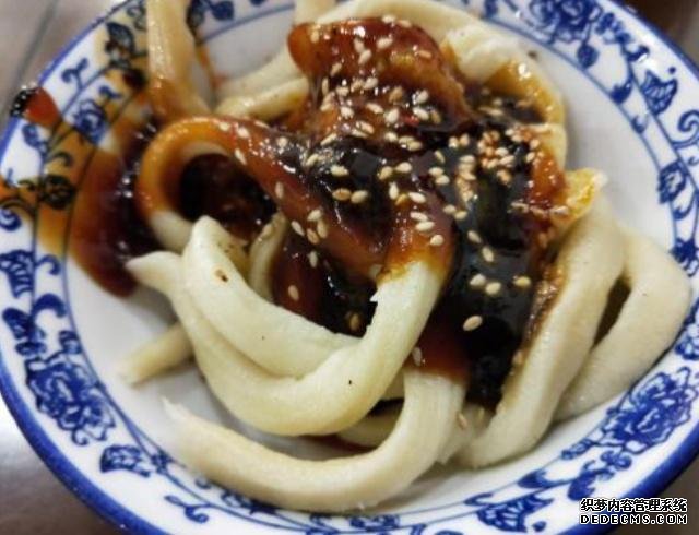 老汉街头卖“初恋面”,一碗4元,每日卖上千碗,姑娘小伙最爱吃