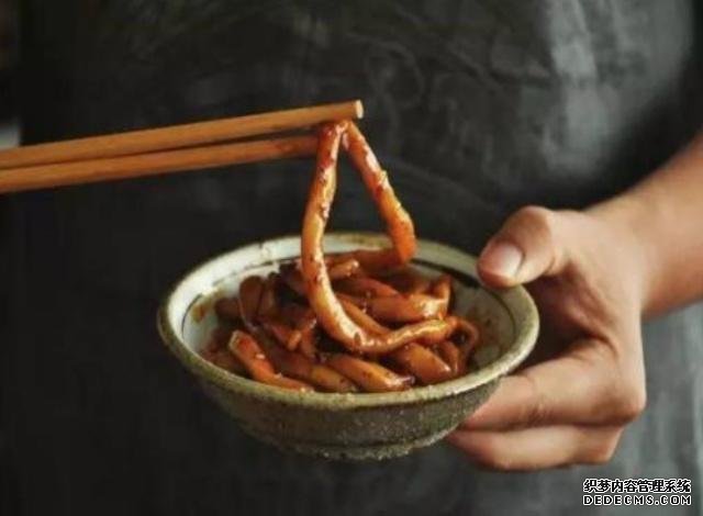 老汉街头卖“初恋面”,一碗4元,每日卖上千碗,姑娘小伙最爱吃