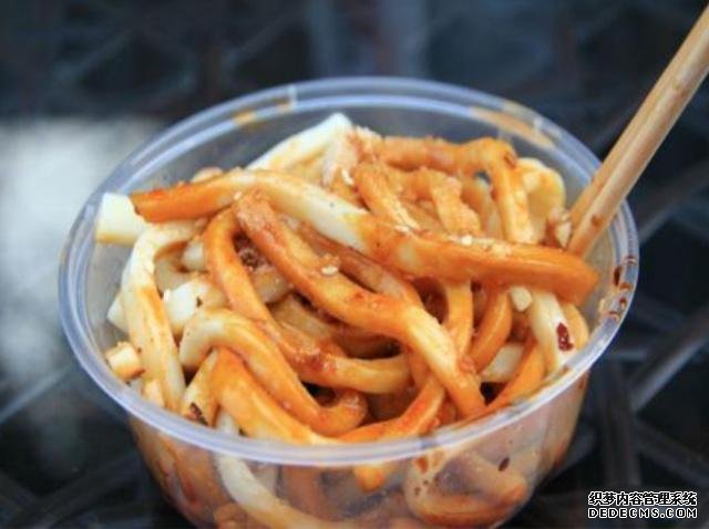 老汉街头卖“初恋面”,一碗4元,每日卖上千碗,姑娘小伙最爱吃