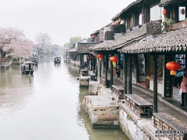 烟花三月下江南,去一座从唐代游到清代的古镇,就藏在西湖边上!