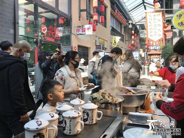 这是一条自带香气的文章：新疆这些美食街和夜