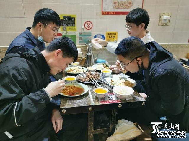 这是一条自带香气的文章：新疆这些美食街和夜