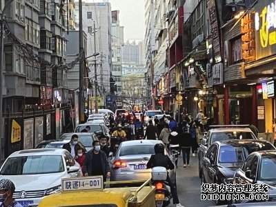 兰州城关区大众巷美食街恢复往日火热