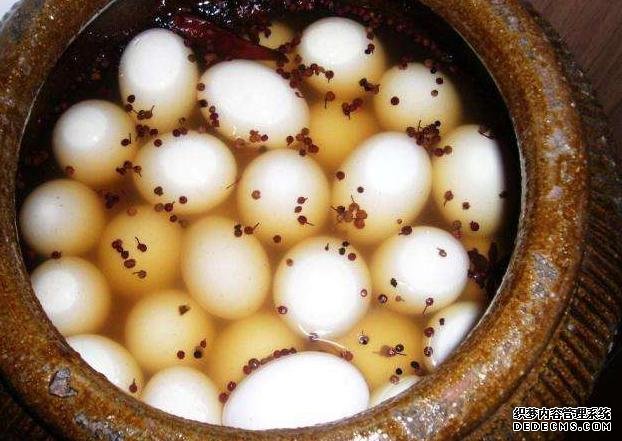 咸鸭蛋不用去外面买了,教你在家做,不加水不裹泥,个个红得流油