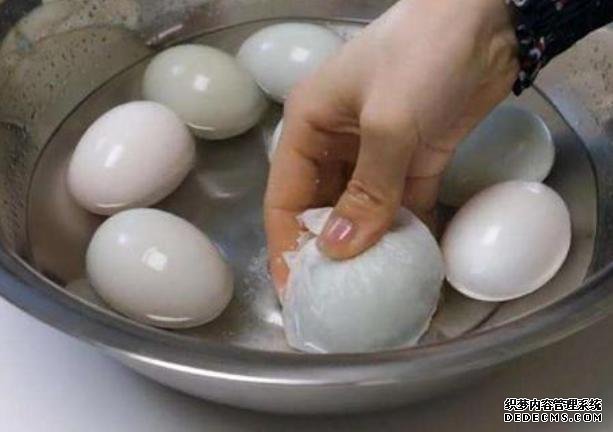 咸鸭蛋不用去外面买了，教你在家做，不加水不裹泥，个个红得流油