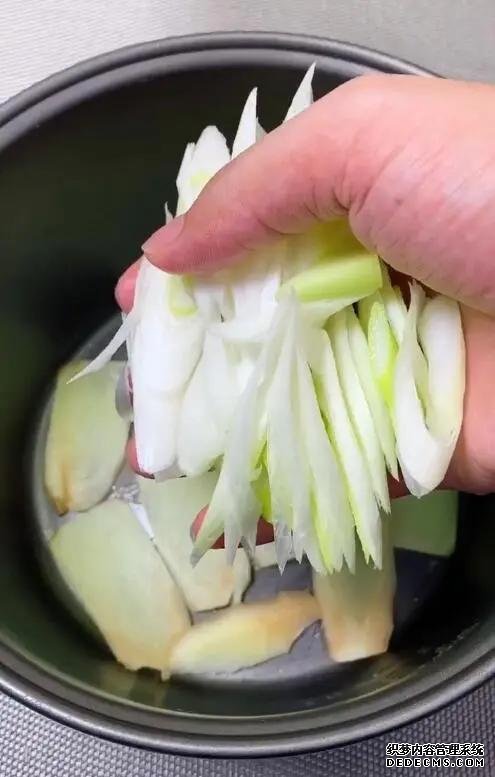 一锅鸡翅,不烤不炸,只需动手5分钟,超便捷,特别适合上班族