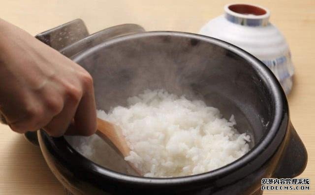 蒸米饭应该加热水还是凉水?大厨都是这样做,蒸出的米饭又香又软