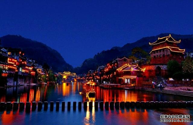 去凤凰古城是因为沈从文,想去感受他笔下湘西风情