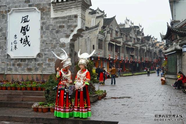 去凤凰古城是因为沈从文,想去感受他笔下湘西风情