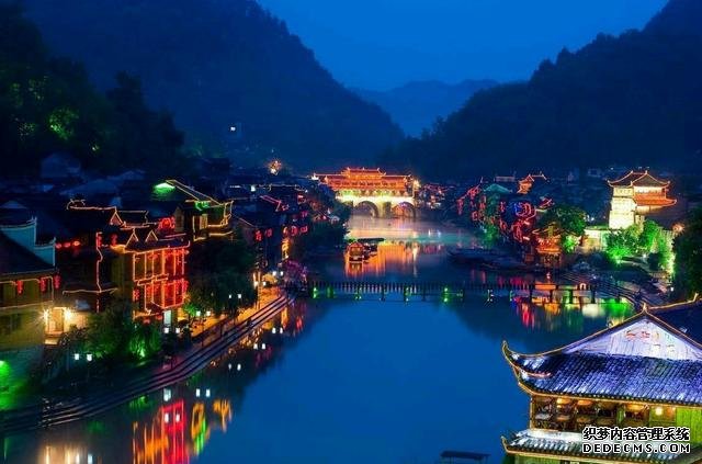 去凤凰古城是因为沈从文,想去感受他笔下湘西风情