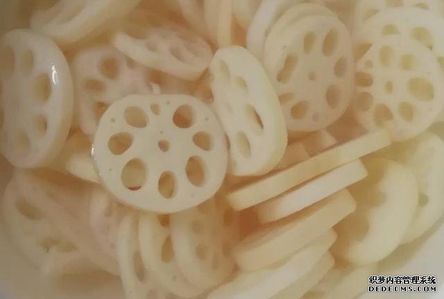 莲藕一焯水就发黑,教你一招,莲藕清脆爽口又白净,鲜香入味