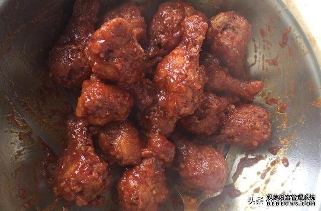想吃韩式炸鸡不用买，自己就能做，比普通的炸鸡只多了一个步骤