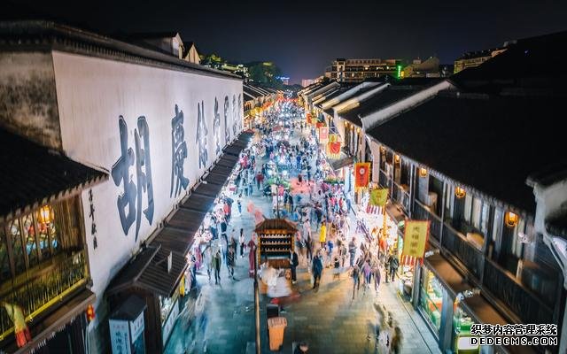 杭州最有名的美食街,不论白天夜晚都十分热闹,游客纷纷络绎不绝
