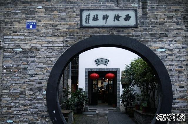杭州最有名的美食街,不论白天夜晚都十分热闹,游客纷纷络绎不绝