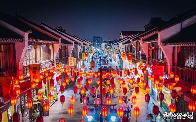 杭州最有名的美食街,不论白天夜晚都十分热闹,游客纷纷络绎不绝
