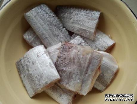 炸带鱼,有人用面粉有人裹蛋液,大厨:教你一招,鲜嫩入味还不腥