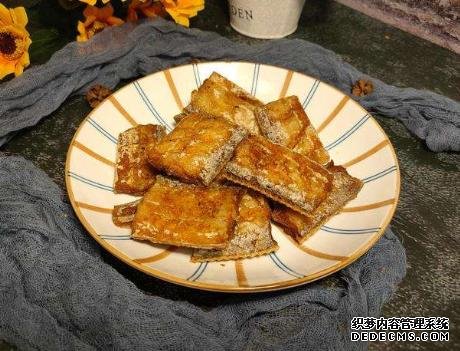 炸带鱼,有人用面粉有人裹蛋液,大厨:教你一招,鲜嫩入味还不腥