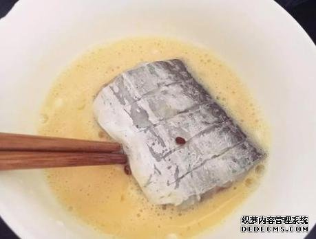 炸带鱼,有人用面粉有人裹蛋液,大厨:教你一招,鲜嫩入味还不腥