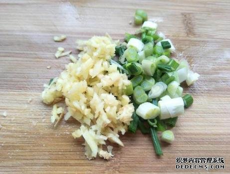 炸带鱼,有人用面粉有人裹蛋液,大厨:教你一招,鲜嫩入味还不腥