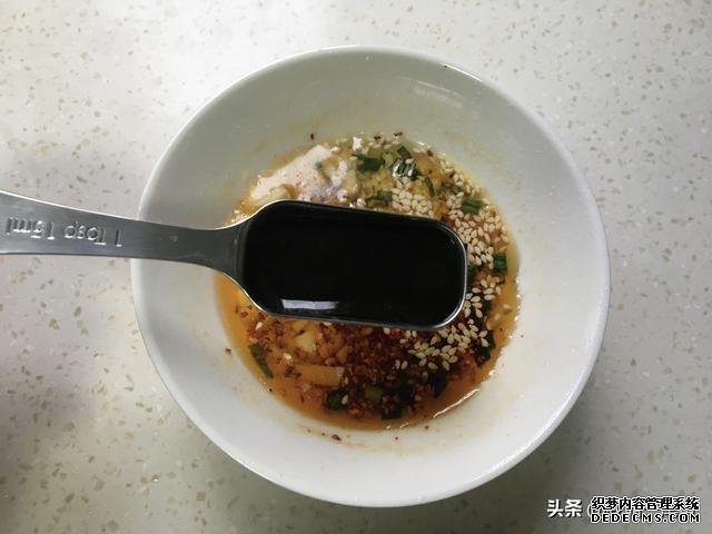 三月宁可不吃肉也要吃这菜,二块钱一斤,十分钟上桌,脆嫩多汁