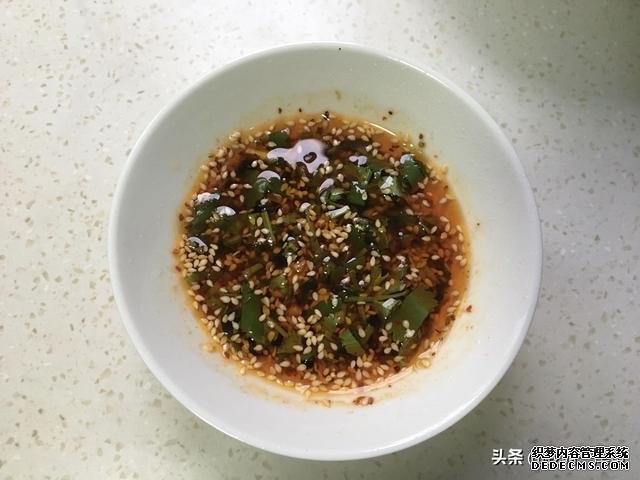 三月宁可不吃肉也要吃这菜,二块钱一斤,十分钟上桌,脆嫩多汁