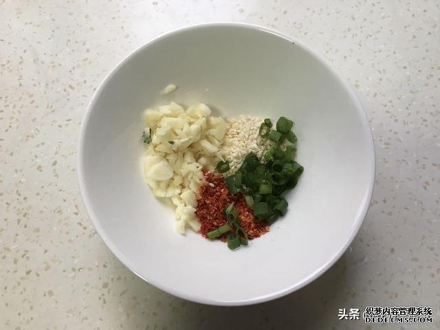 三月宁可不吃肉也要吃这菜,二块钱一斤,十分钟上桌,脆嫩多汁