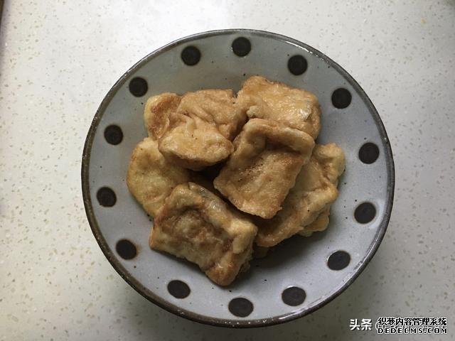 三月宁可不吃肉也要吃这菜,二块钱一斤,十分钟上桌,脆嫩多汁