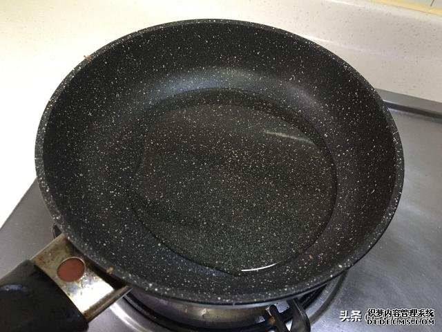 三月宁可不吃肉也要吃这菜,二块钱一斤,十分钟上桌,脆嫩多汁