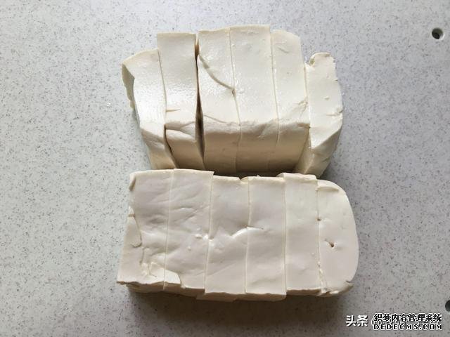 三月宁可不吃肉也要吃这菜,二块钱一斤,十分钟上桌,脆嫩多汁