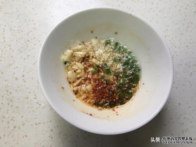 三月宁可不吃肉也要吃这菜,二块钱一斤,十分钟上桌,脆嫩多汁