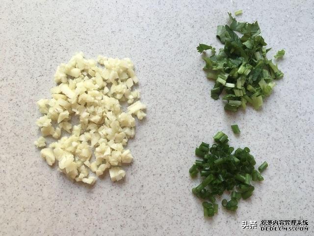 三月宁可不吃肉也要吃这菜,二块钱一斤,十分钟上桌,脆嫩多汁