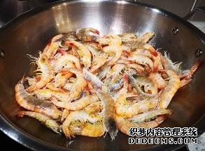 别再用清水煮虾了，这才是大虾最好吃的做法，鲜香美味，进来收藏
