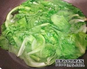 酒店生菜都不是炒出来的,水中加油和米酒使青菜又脆又绿还不易烂