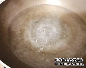 酒店生菜都不是炒出来的,水中加油和米酒使青菜又脆又绿还不易烂