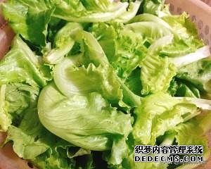 酒店生菜都不是炒出来的,水中加油和米酒使青菜又脆又绿还不易烂