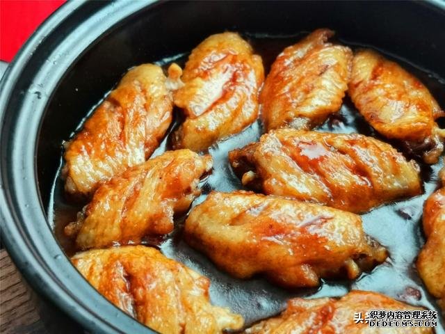 鸡翅这样做,比红烧的还香,做法比可乐鸡翅还简单,好吃到舔手指