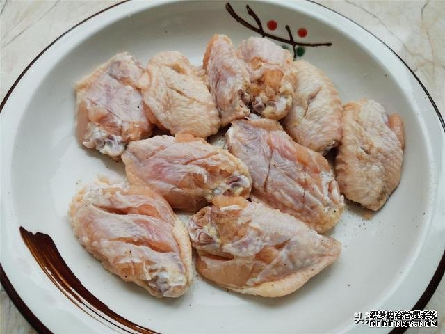 鸡翅这样做,比红烧的还香,做法比可乐鸡翅还简单,好吃到舔手指
