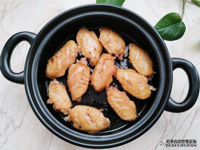 鸡翅这样做,比红烧的还香,做法比可乐鸡翅还简单,好吃到舔手指