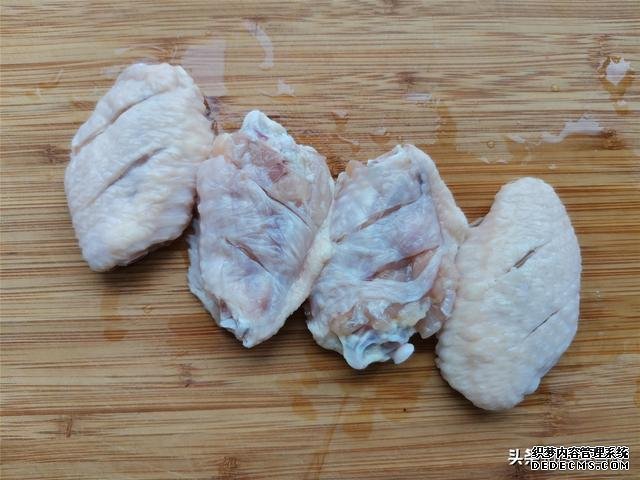 鸡翅这样做,比红烧的还香,做法比可乐鸡翅还简单,好吃到舔手指