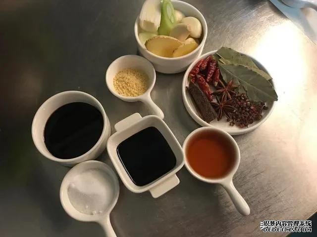 传统的烧鸡怎么做，香料这样配，还是以前的味道，小白都学得会