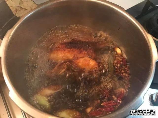 传统的烧鸡怎么做，香料这样配，还是以前的味道，小白都学得会