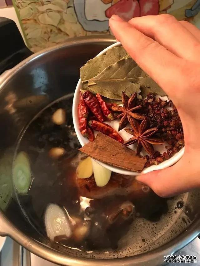 传统的烧鸡怎么做，香料这样配，还是以前的味道，小白都学得会