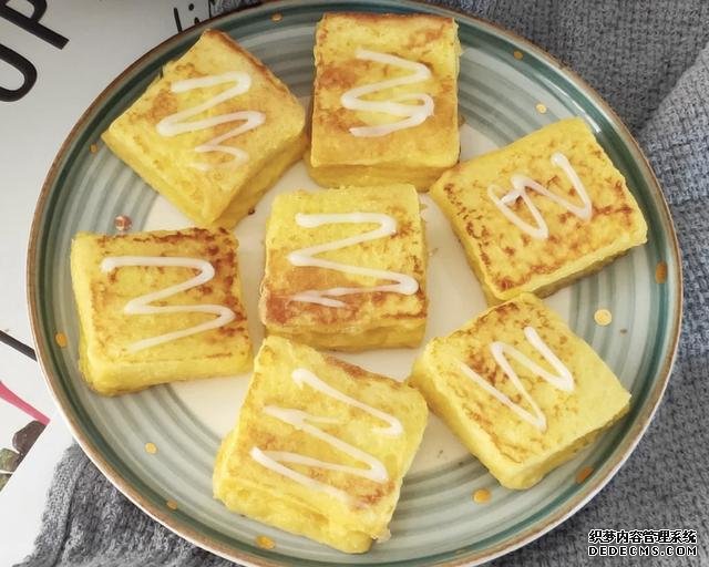 老外每天都吃面包,这种做法他们肯定不知道,2片面包几分钟就好