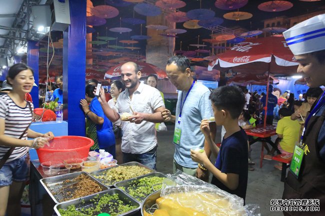 儋州旅游美食博览会人气爆棚游客乐享美食