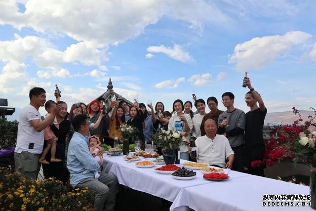 大理苍山下洱海边的白族院落民宿,去闻闻大理的春天丨泊心云舍