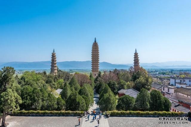 大理苍山下洱海边的白族院落民宿,去闻闻大理的春天丨泊心云舍