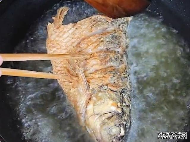 吃了30年草鱼，头一次见这种做法，揭开锅盖时，整个人看饿了，香