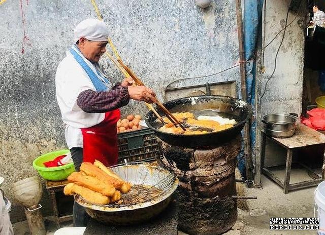 老大爷炸土豪油条三十多年,用料很丰富,食客:一根够了谢谢妈妈