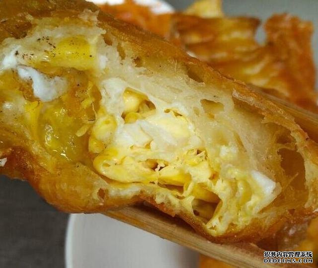 老大爷炸土豪油条三十多年,用料很丰富,食客:一根够了谢谢妈妈