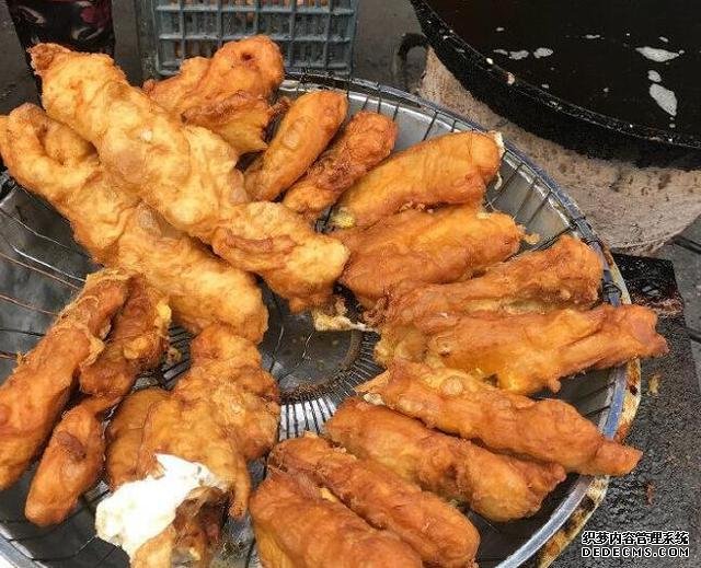 老大爷炸土豪油条三十多年,用料很丰富,食客:一根够了谢谢妈妈